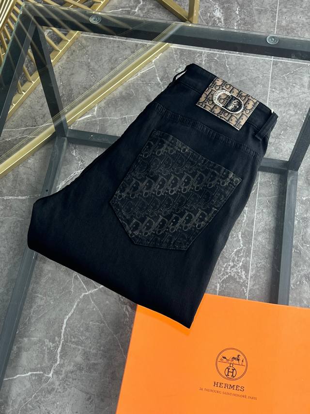 Lv 2620春夏新品 专柜有售 实体店极品牛仔裤专柜原版1:1好货，适合各个年龄段。市场最高版本的欧洲进口面料。舒适柔软亲肤，上身效果超级棒时尚百搭，笔挺有型