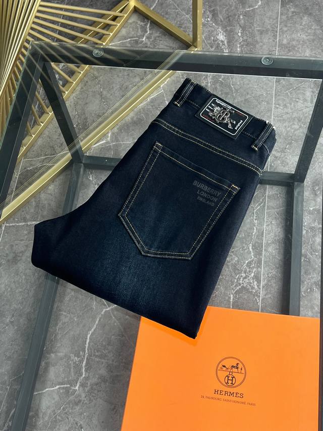 巴宝莉 2620春夏新品 专柜有售 实体店极品牛仔裤专柜原版1:1好货，适合各个年龄段。市场最高版本的欧洲进口面料。舒适柔软亲肤，上身效果超级棒时尚百搭，笔挺有