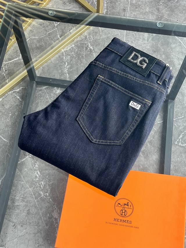 Dg 2620春夏新品 专柜有售 实体店极品牛仔裤专柜原版1:1好货，适合各个年龄段。市场最高版本的欧洲进口面料。舒适柔软亲肤，上身效果超级棒时尚百搭，笔挺有型