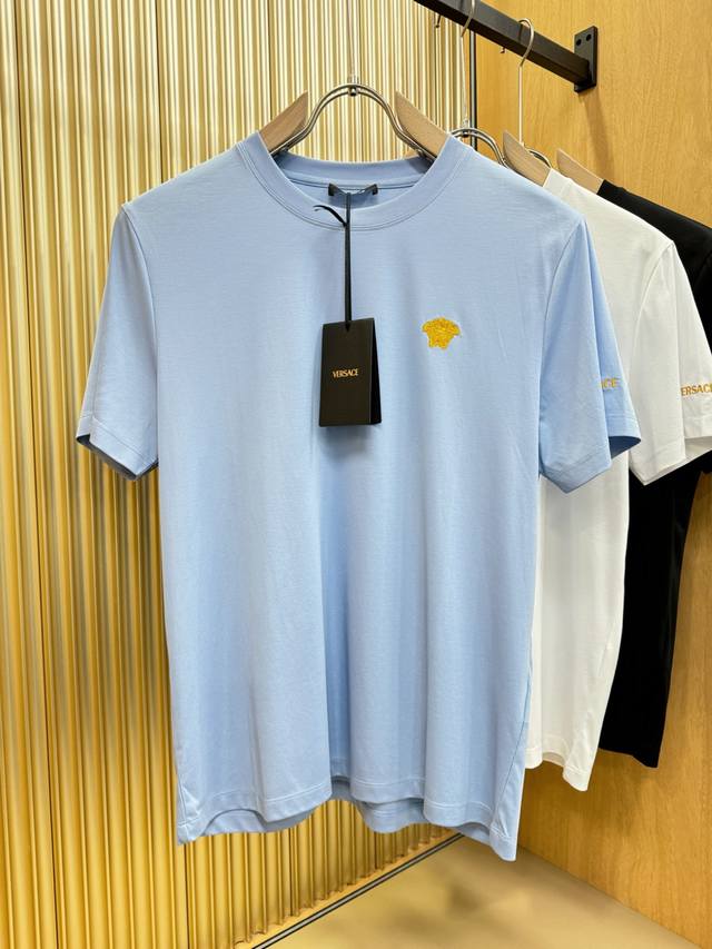 Versace 范思哲 顶级品质 2025款新品短袖！精选100支双面丝光棉面料，手感柔软。顶级进口私货，时尚设计潮流短袖，不失奢华 品质毋庸置疑 上身效果超赞