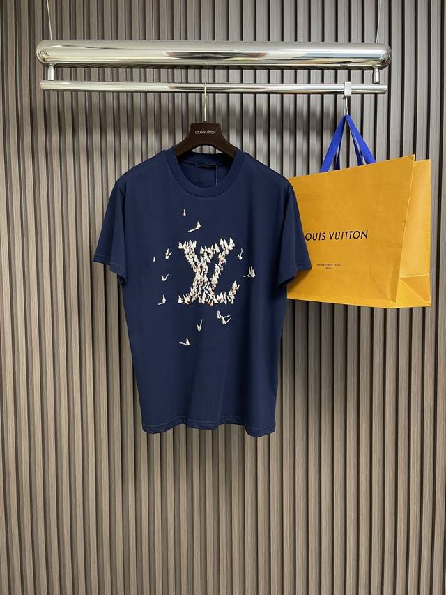 Lv 帆船标识刺绣短袖T恤，采用定制棉质面料，面料舒适柔软透气吸汗，胸前饰以帆船点缀品牌标识刺绣图案，后领同饰以品牌字母刺绣装饰，整体走线平直细腻，面料舒适柔软
