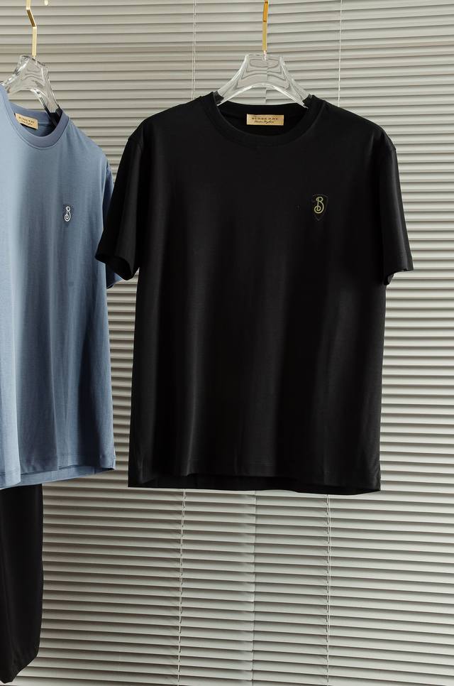 New# Burberry 巴宝莉2025春夏Ss丝光处理圆领T恤#精选进口定织100%丝光纯棉面料，它的纤维长度更长莄柔，强韧度更高，色牢度也更强，所以用埃及