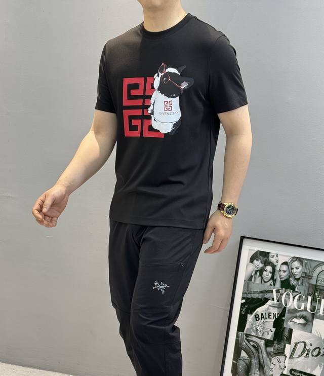 Givench*Y纪梵希2025S新品丝光棉短袖T恤，胸前卡通造型.高温烫画设计.减龄利器.帅气时尚，简约百搭款。190G丝光棉面料棉 不仅挺括，保持潮流的廓形