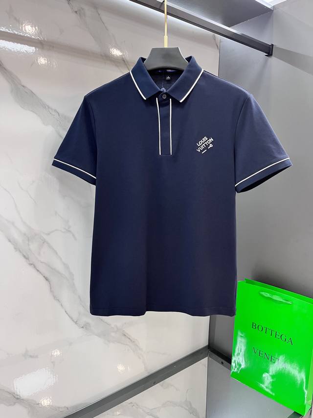 Lv 春夏最新款，专柜官网同步发售，经典翻领Polo衫！定制专柜珠地丝光棉面料，细腻柔软，面料，辅料全部原版定制出品，立体清晰，衣领袖口平螺纹工艺！上身时尚有型
