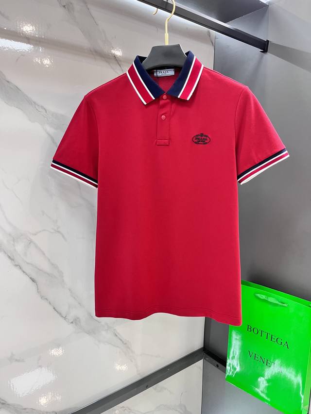 普拉达 春夏最新款，专柜官网同步发售，经典翻领Polo衫！定制专柜珠地丝光棉面料，细腻柔软，面料，辅料全部原版定制出品，立体清晰，衣领袖口平螺纹工艺！上身时尚有