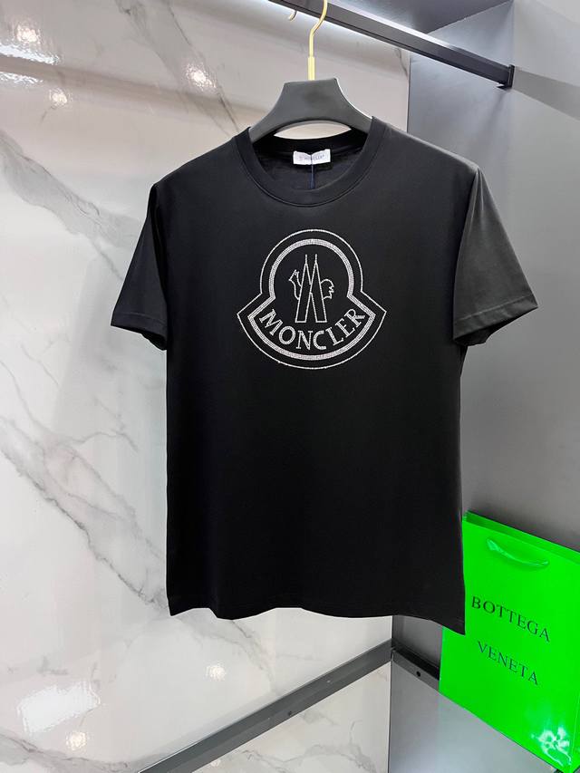 蒙口 2025春夏装欧洲Gw专柜新款 走秀网红款定制 顶级原单时尚休闲短袖T恤。 25Ss潮人网红必备单品，精选进口丝光欧棉面料，舒适性与透气性兼优，柔软抗皱弹