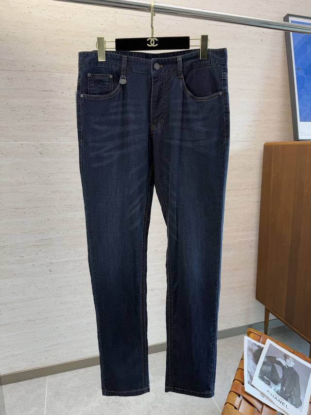 Bur25S春夏男士直筒牛仔裤 棉质牛仔面料打造 质地柔软又不失筋骨，手感干爽有韧性 经典的标志性浮雕徽标，灵魂般的点缀 各项指标皆为上品，自然带来极佳的上身体