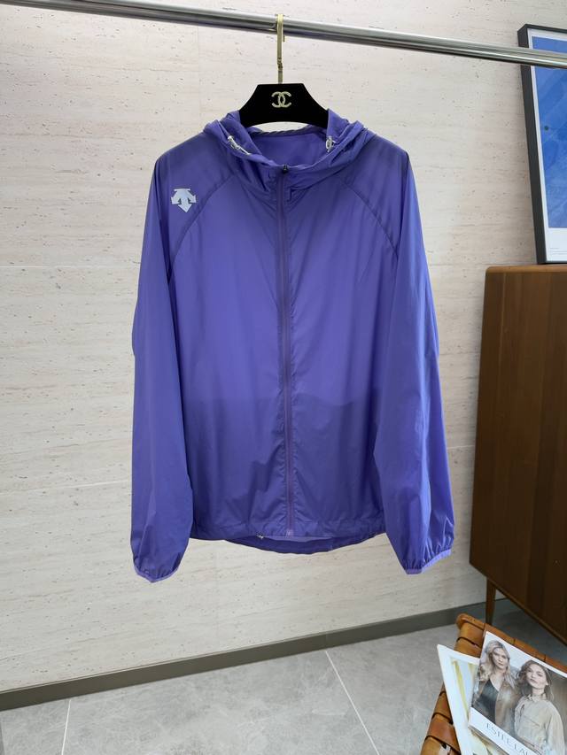 Des25春夏新款暗格纹肌理轻薄连帽防晒衣，贸易公司渠道稀出，同步官网发售！来自男士高端定位品牌，高段位，低调奢华的品味，让人无法拒绝！ 这款夹克采用客供定制高