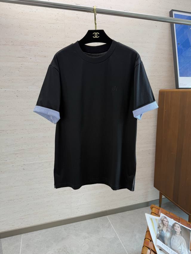 能穿230斤 Bv2025 春夏新款短袖 整体上色泽较鲜明和光亮，手感顺滑揉软，悬垂感特强，质地自然柔软、贴身超级舒服，悬垂感特强！ T恤日常穿搭很自在很实用，