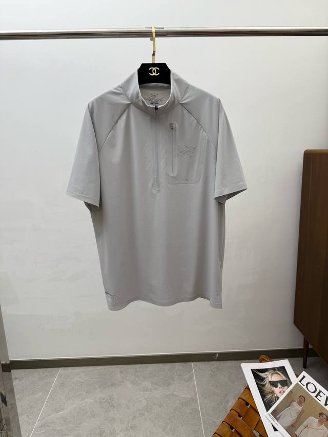 Arc2025 春夏新款半拉链短袖 整体上色泽较鲜明和光亮，手感顺滑揉软，悬垂感特强，质地自然柔软、贴身超级舒服，悬垂感特强！ T恤日常穿搭很自在很实用，超级的