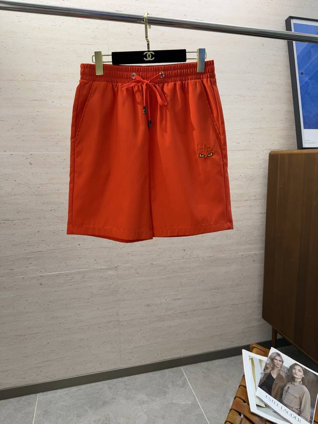 Fend2025抽绳百搭男士休闲短裤五分裤#选用精心细致的做工，松紧腰+抽绳实用有型，裆部立体裁剪，穿着舒适立体，垂顺宽松裤脚，透气舒适不闷热 复古潮流，日常休