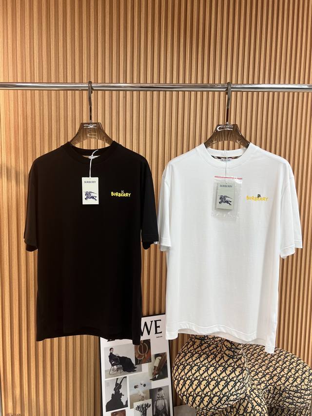 巴宝莉 爆款 230春夏新款首发专柜最新款短袖圆领T恤 高端订制 品牌顶级印花工艺，高端定制丝光云朵棉面料.手感柔软.穿着舒适.专柜级别精致车线.做工精细.上身