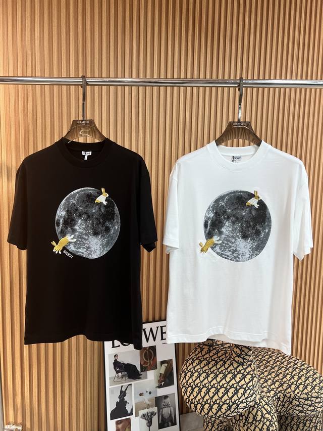 罗意威 爆款 230春夏新款首发专柜最新款短袖圆领T恤 高端订制 品牌顶级印花工艺，高端定制丝光云朵棉面料.手感柔软.穿着舒适.专柜级别精致车线.做工精细.上身