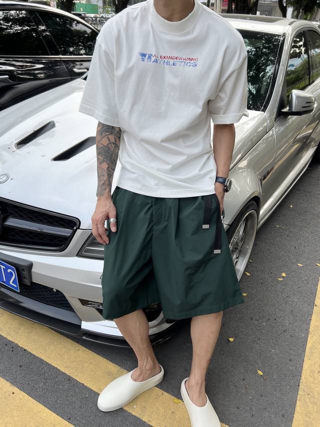 Lanvin 刺绣机能工装松紧五分宽松休闲短裤 采用设计师品牌订单梭织面料 ，表面触感光滑 质地轻盈 穿着更加舒适让穿著者自我个性更突出。五金辅料元素及刺绣Lo