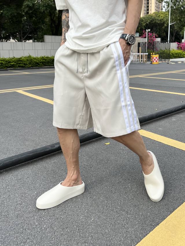 Y 3山本耀司 ：爆款来袭经典杠杠 休闲短裤，原版面料。材质质感兼具新颖设计，山本大师的解构剪裁设计 。设计师订单品牌面料，极致贴身体感，打造充满个性的街头款式
