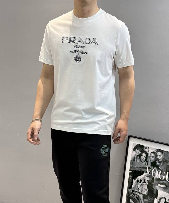 Prad*普拉-达25春夏季男士圆领短袖.经典图形立体刺绣经典之作！！！客供190G丝光棉面料，经由高逼格绣花厂3D立体工艺过程制作.手感质感超级舒适.单穿内搭