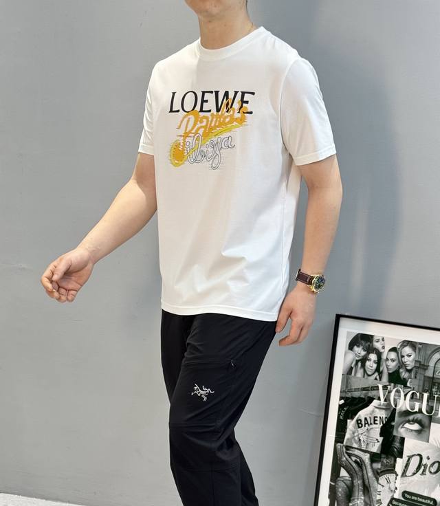 Loew*E罗意*威25S春夏男士丝光棉圆领短袖.品牌标志性产物.3D立体色彩系烫画.搭配Logo标识.讨巧的细节非常具有美感！190G丝光棉质地.打造完美罗意