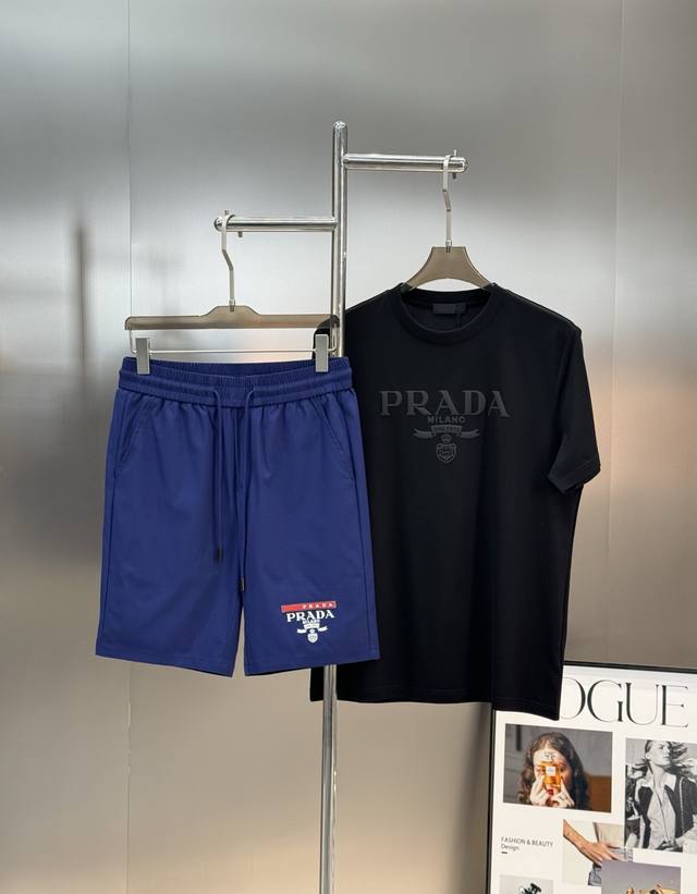 衣服- 。裤子 。 Prad*A普拉达25S新款五分短裤可搭配套装！冰爽舒适.大腿前精致3D立体红色胶条.经典字母图形Logo标识.面料采用高密冰感四面弹轻薄面