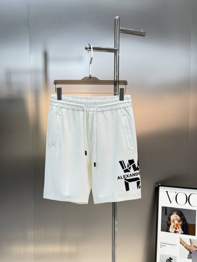 Alexanderwang亚历山大王25S夏季新款五分短裤！可配套T恤成套搭配.爆款推荐！侧身完美Wang字母爆裂感印花设计，完美的丰富大家的视觉感！时尚又好看