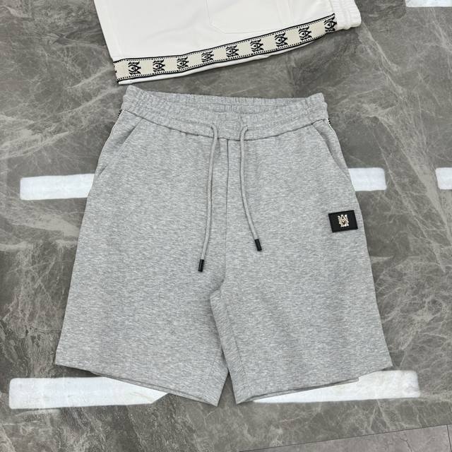 Amiri25S潮牌五分短裤.超高品”2025新款运动套装.男女同款！休闲运动风格.经典大牌新推系列将条纹Amiri图形织带巧妙融入运动装设计，塑就一系列充满复