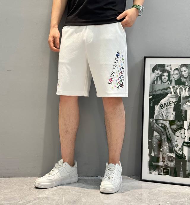 驴牌*25S新款五分毛线圈休闲短裤.男女同款！腿前经典Lv字母图形印花视觉冲击力时尚感强！经典Lv三彩色系搭配.舒适感毛线圈纯棉面料.手感舒适透气.原厂五金质感
