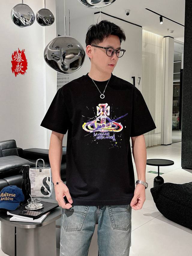 西太后，2025春夏新品时尚圆领短袖高级定制百搭款式！更有实用感 任何人都可以轻松驾驭 采用95%棉+5%天丝面料制作，手感非常奈斯，不起球，不变形，奢华经典L