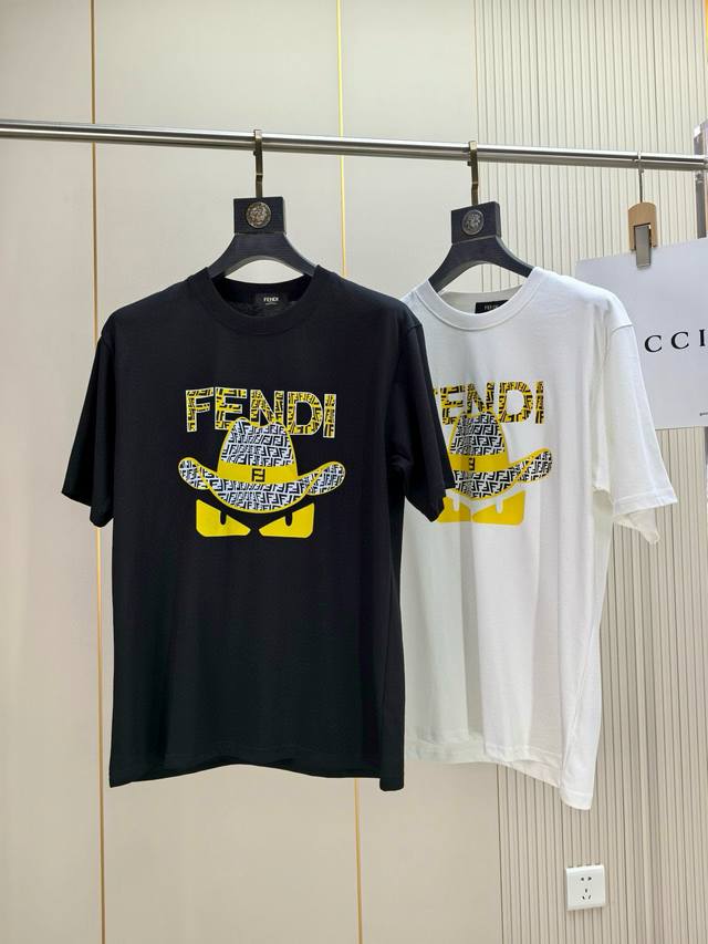芬迪2530春夏新品时尚圆领短袖高级定制百搭款式！更有实用感 任何人都可以轻松驾驭 采用95%棉+5%天丝面料制作，手感非常奈斯，不起球，不变形，奢华经典Log