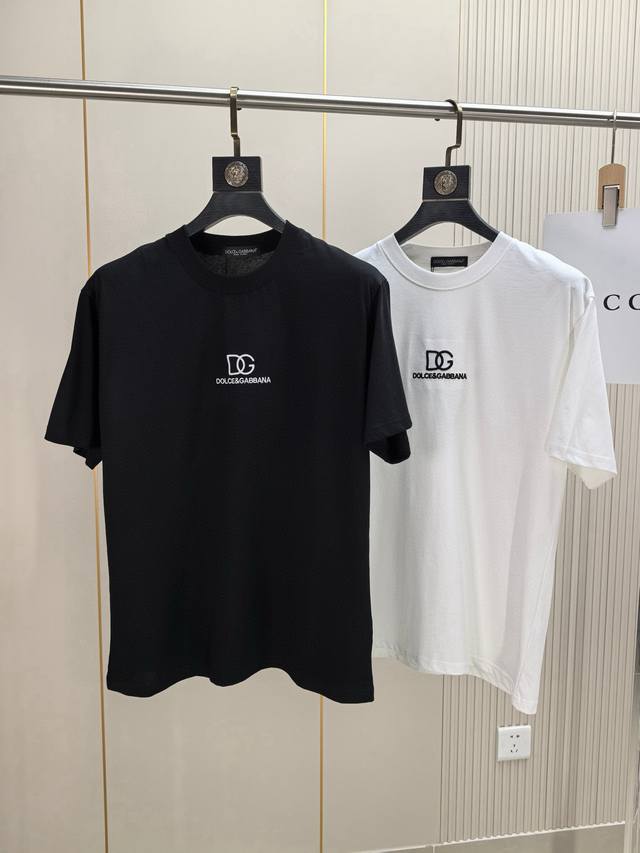 杜嘉班纳2530春夏新品时尚圆领短袖高级定制百搭款式！更有实用感 任何人都可以轻松驾驭 采用95%棉+5%天丝面料制作，手感非常奈斯，不起球，不变形，奢华经典L