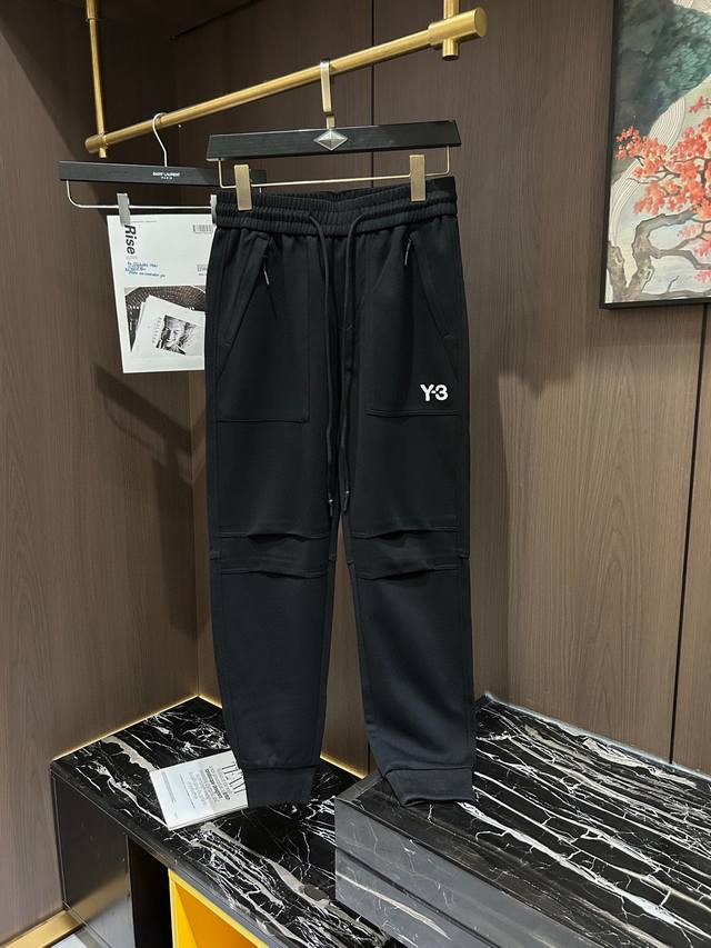 Y3.2025新款 男士休闲百搭束脚卫裤休闲裤 客供毛圈棉面料，手感质感顺滑细腻 略微弹性的功能 内外兼具的美感裁剪工艺 时刻保持完美的运动百搭造型 抽绳弹力腰
