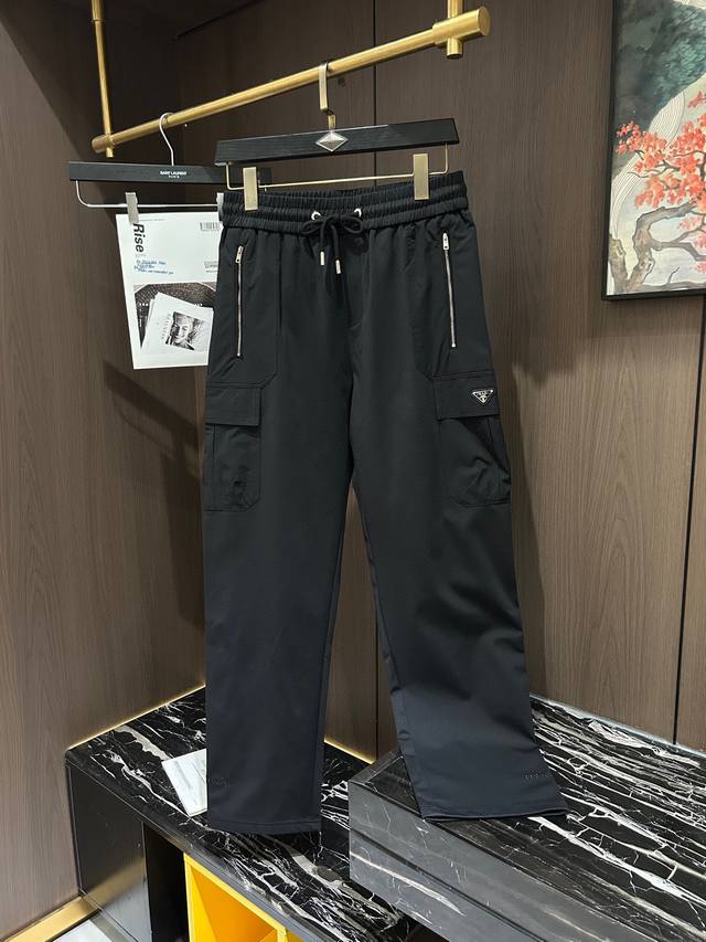 Pra2025春夏最新系列男士休闲裤！柔软细腻，手感绝佳！品牌格调一览无余！极简主义设计，没有多余浮夸的元素来宣兵夺主，细节做工精细，五金配件原版定制，厚薄程度