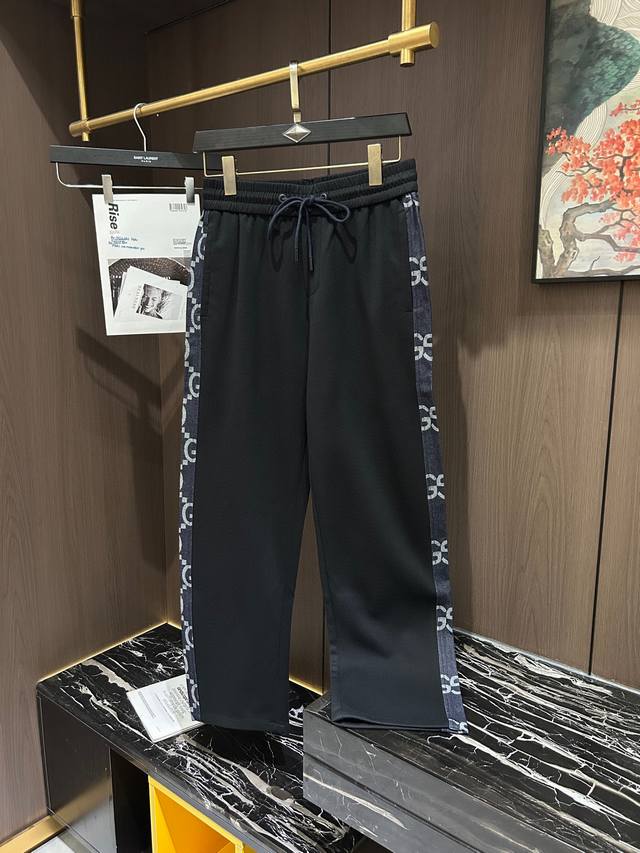 Gu2025春夏最新系列男士休闲裤！柔软细腻，手感绝佳！品牌格调一览无余！极简主义设计，没有多余浮夸的元素来宣兵夺主，细节做工精细，五金配件原版定制，厚薄程度也