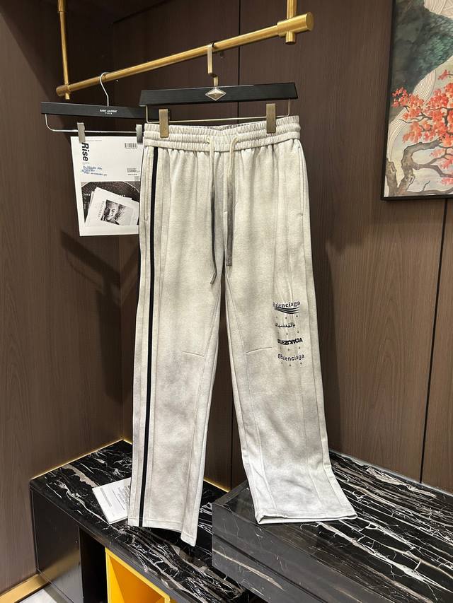 Bal2025春夏最新系列男士休闲裤！柔软细腻，手感绝佳！品牌格调一览无余！极简主义设计，没有多余浮夸的元素来宣兵夺主，细节做工精细，五金配件原版定制，厚薄程度