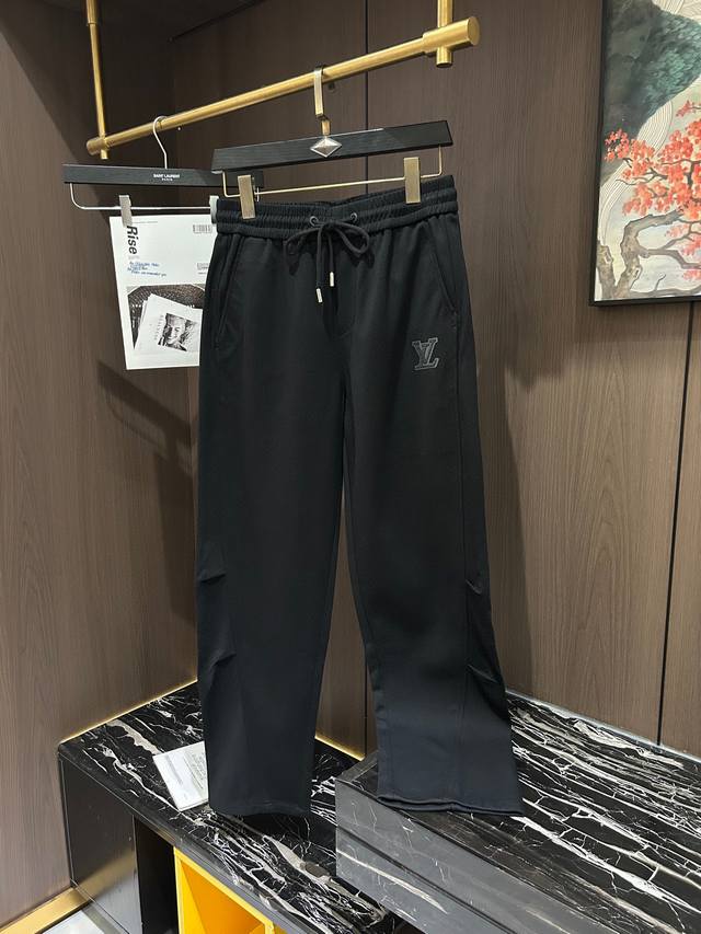 Lv2025春夏最新系列男士休闲裤！柔软细腻，手感绝佳！品牌格调一览无余！极简主义设计，没有多余浮夸的元素来宣兵夺主，细节做工精细，五金配件原版定制，厚薄程度也