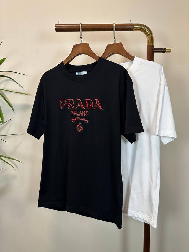 Pra 普拉达 2025新款 圆领 短袖 T恤 高端版本！专柜定制面料 透气舒适度高，细节无可挑剔，品牌元素设计理念，体现高品质。手感细腻柔软！呈现休闲裁剪，上