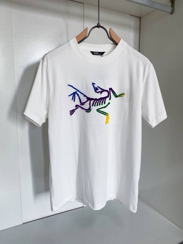 鸟家 25Ss夏季最新品，时尚休闲圆领短袖T恤，上身舒适！吸睛而有亮点，采用进口面料，毛巾绣工艺字母图案Logo，简单而不失时尚，上身时尚帅气。 码数：S-Xl