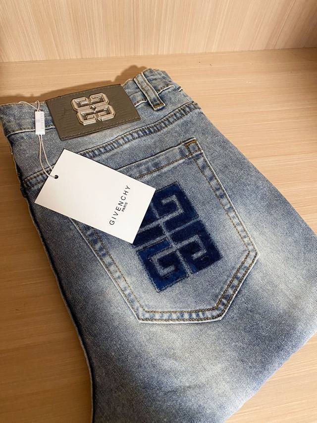 Gvc 2025早春新款牛仔系列 尺码: 28 38 37 版型：直筒牛仔裤 工艺：前幅口袋刺绣装饰 经典金属蛇链Ykk 拉链 大牌品质优选顺滑无阻 重工洗水