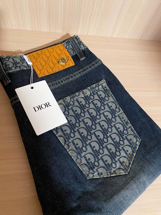 Dior 深色效果牛仔裤。 设计细节:五口袋设计，签名Logo刺绣细节，进口头层皮牌标志，电镀哑光五金配件。 正常尺码，面料微弹力穿着舒适。 尺码:29-40