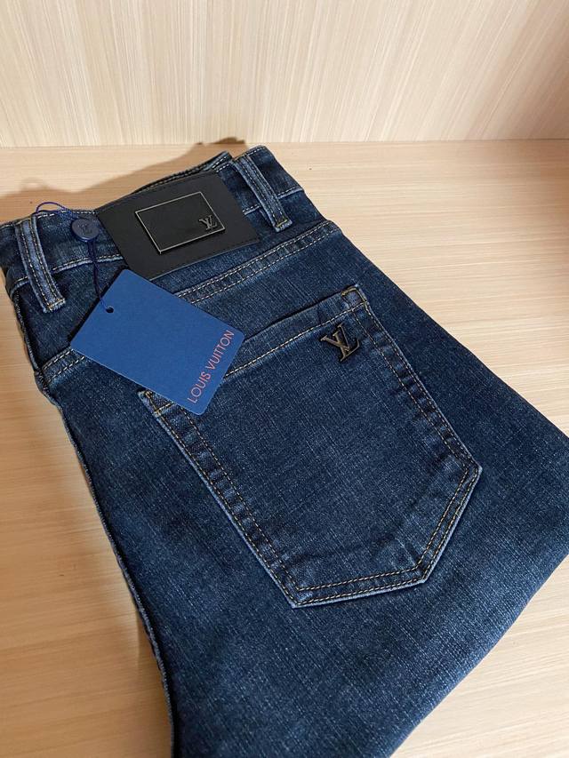 Lv 25新款男士修身牛仔裤.......客供纯棉牛仔面料 上身舒适，超有感觉.......经典复古色调，后口袋品牌徽标设计，直筒修身剪裁，上身特极为别致的享受