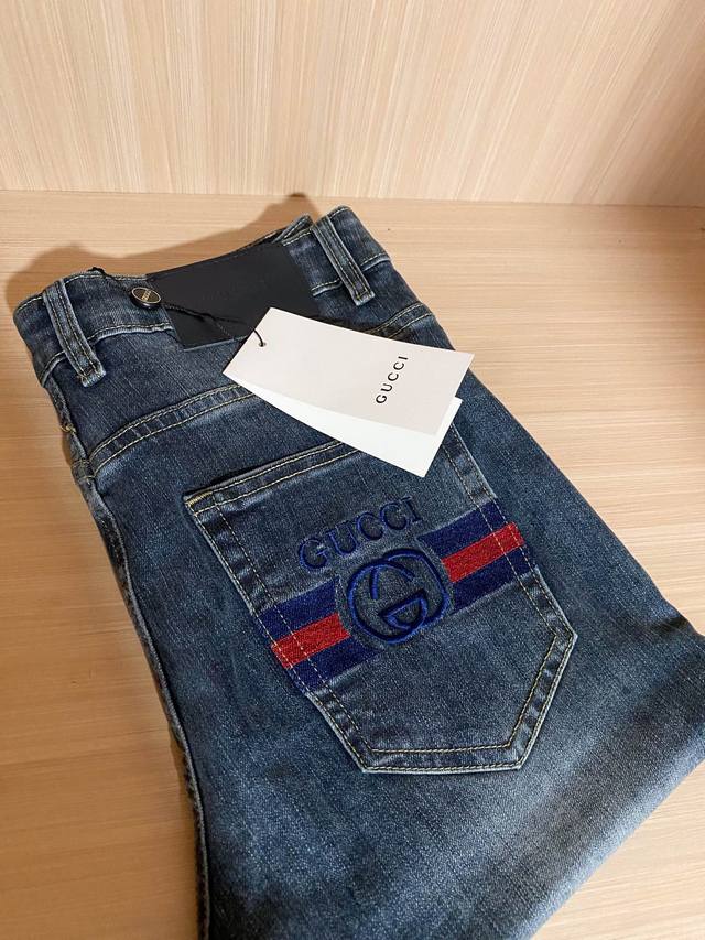 Gucci 2025Ss新品牛仔裤！档次极高！款式与版型都太过完美，辨识度高，搭配时尚，浅色系更适合春夏搭配，整款牛仔裤可谓是气度非凡！工艺精良。尺码：28-3
