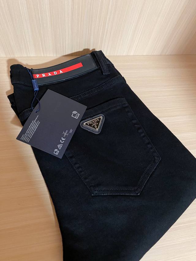 Prada 2025Ss男士新款牛仔裤，经典舒适百搭基础通勤牛仔裤款 怎么搭配都会很帅气 采用100%纯棉牛仔布 微弹柔软舒适 穿起来完全没有那种紧绷不舒服感受