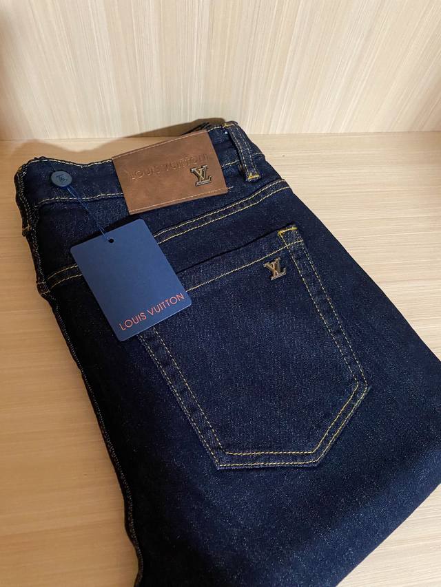 Lv 2025Fw最新款后袋三花立体提花牛仔裤裤。驴牌不仅有优秀的包具，还有十足好看的裤子！！！ 面料是十足的设计，客供全棉混纺面料，柔软细腻保证透气舒适！简约