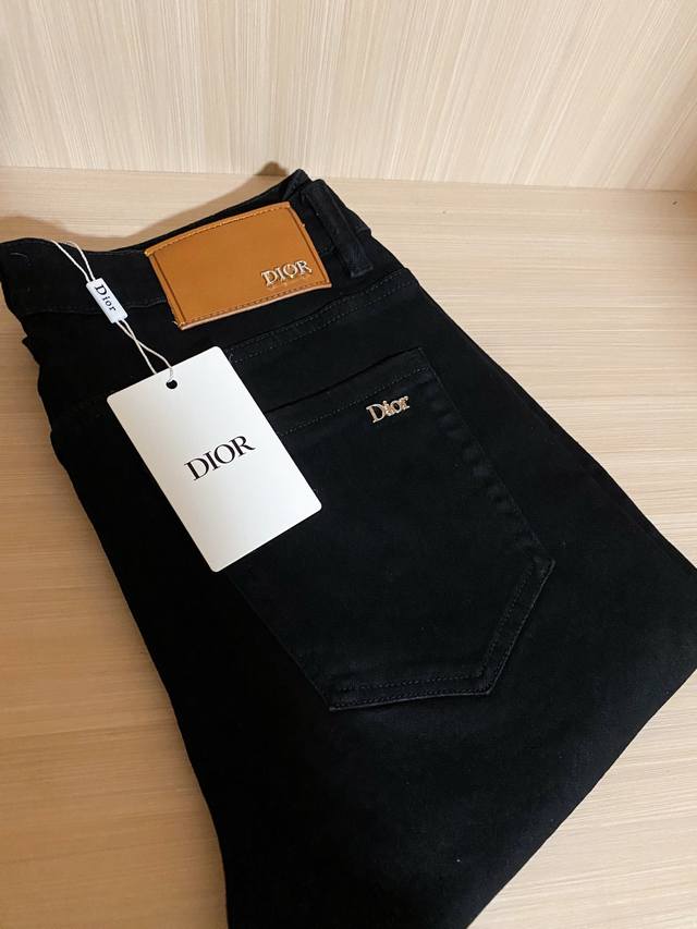 Dior 2025Ss新品系列 万能搭配法宝 通勤商务还是休闲出行都可驾驭的牛仔裤 简单极致的版型剪裁是品牌的设计理念。进口土耳其牛仔牛面料，色泽靓丽，微弹力面