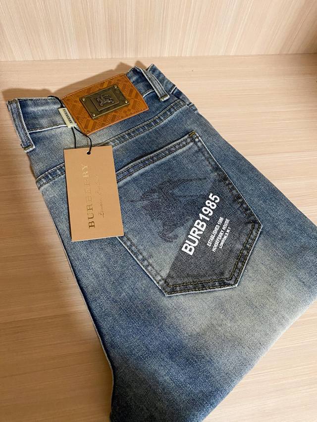 Bbr 25Ss春夏新款微修身牛仔裤，好穿不挑身材，整体以舒适为主、配色很绝！首先视觉上呈现出一种渐变色，大腿部位经过多重水洗 展现出一种做旧洗黄，上身挺括有型