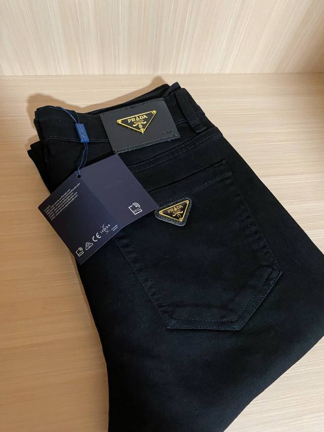 Prada 2025新款黑色牛仔裤 不仅品质高，必须还要很舒适 绝对是史上最舒适黑牛！！越南订单流入 ..重磅Pra面料黑牛。简洁大方 .加厚超弹！ 很舒适的上