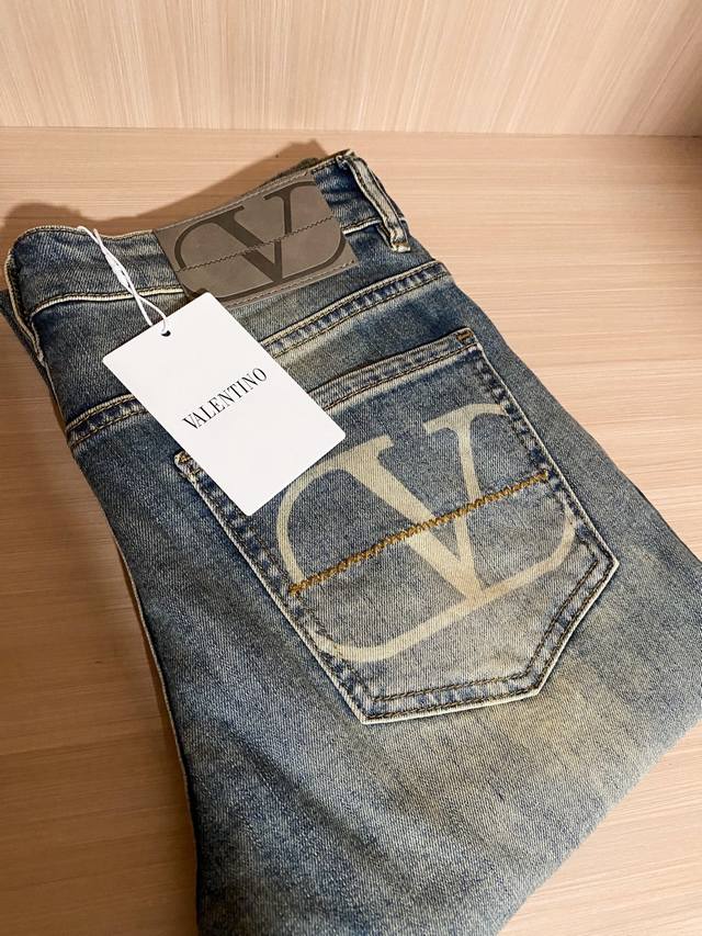 Vltn 华伦天奴 男士浅色调牛仔裤，Slim Fit系列，经典小直筒的版型，浅色调的牛仔会是一道靓丽的风景线，重磅丹宁，赤耳品相，中度水洗，简单干净！华伦的铆