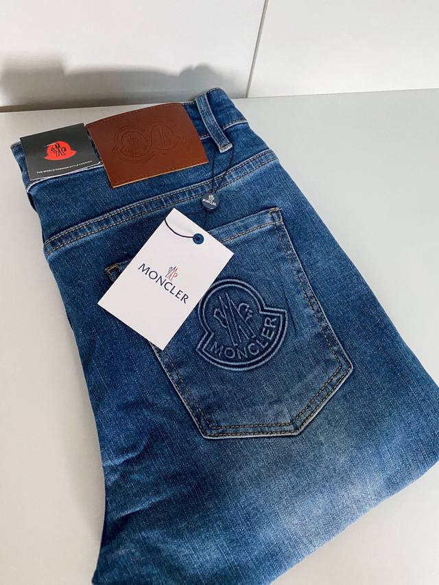 Moncler 25Ss春夏新款 男士小直筒原单 牛仔裤 早春新款超柔软，弹力面料，复杂的手工艺叠加，任何一个洗水环节多停留几秒都会变成完全不一样的颜色效果，所