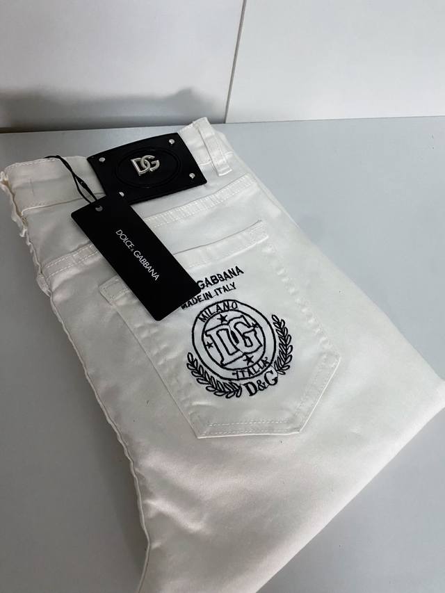Dg 30Ss春夏新品超柔和水洗牛仔裤 ，上身爆帅，小直筒设计，修身裁剪，男款顶级休闲棉质！高端弹力四季百搭通勤牛仔男裤！款式极其的百搭，面料弹力，材质也十分出