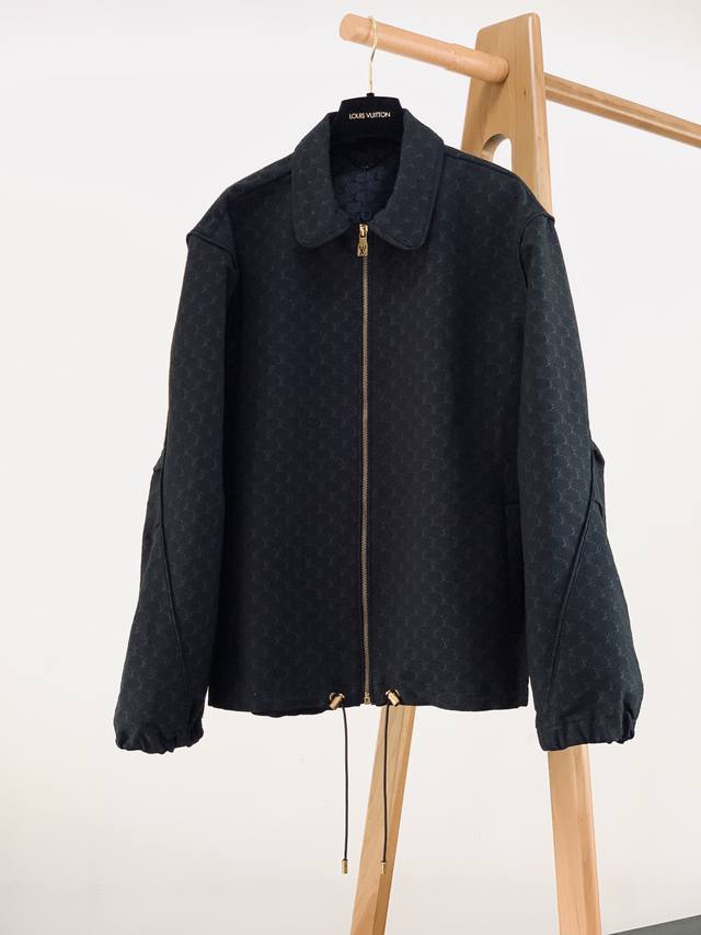 Louisvuitton 路易威登 棉质混纺满印提花牛仔外套，采用定制棉质混纺提花牛仔面料，全幅轻微光亮Lv Fishnet 提花，拉链前襟配有刻字铭纹拉链头，