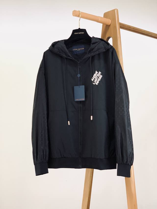 Louisvuitton 路易威登 2025Ss早春新品 连帽拼接夹克外套，进口科技面料打造，衣袖Monogram品牌元素暗纹，宽松版型。客供五金辅料装饰，胸前