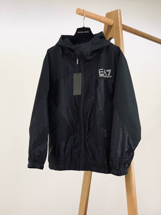 Emporio Armani 阿玛尼 休闲连帽夹克风衣外套，上身秒瘦显白 ，手感处理完美，客供五金辅料装饰。商务通勤休闲兼备，满足于日常各种穿搭，上身型款十足，